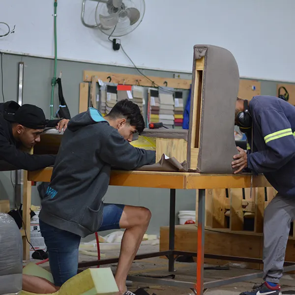 Armado de un sillón en la fábrica